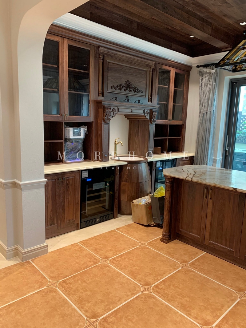 Thi công nội thất sử dụng chất liệu gỗ óc chó bởi những ưu điểm vượt trội như đẹp, độ bền cao và tính thẩm mỹ cho không gian cũng như sử dụng của gia chủ.