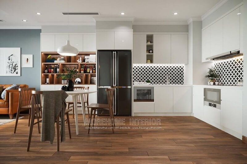 Không gian phòng bếp với tông màu trắng tinh khôi, kệ tủ gỗ công nghiệp tạo dựng khu vực chứa đồ lớn cho người nội trợ