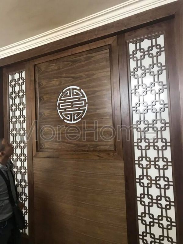 Mẫu vách ốp phòng thờ gỗ óc chó được sản xuất lắp đặt bởi đội ngũ thợ có kinh nghiệm lâu năm, trọng tâm là chữ Thọ và mẫu hoa văn CNC, mẫu thiết kế đơn giản nhưng vô cùng sang trọng, dễ dàng lau chùi khi bị bám bẩn
