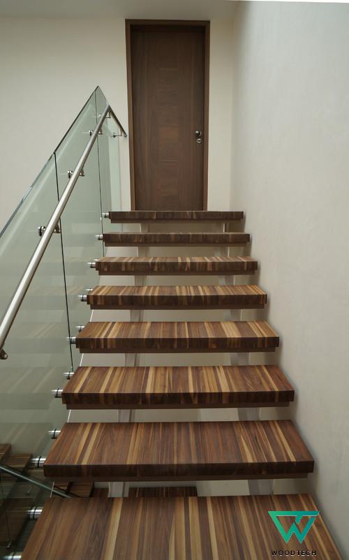cầu thang gỗ óc chó
