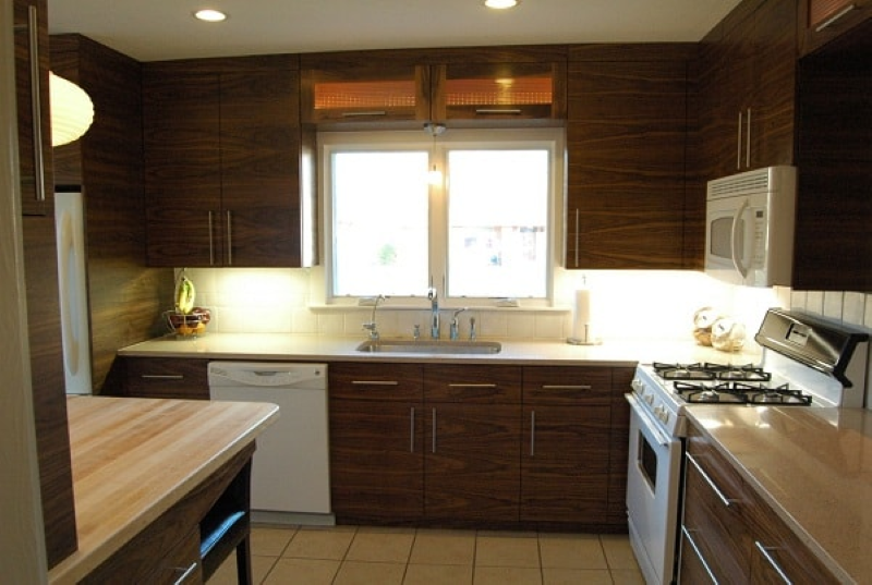 Tổng hợp các mẫu tủ bếp veneer gỗ óc chó đơn giản và thanh lịch nhất